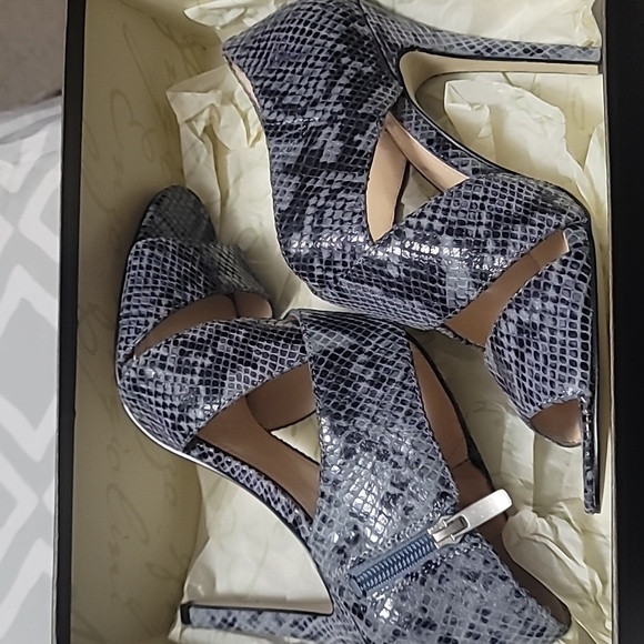 Snake pattern Heels - Picture 2 of 3